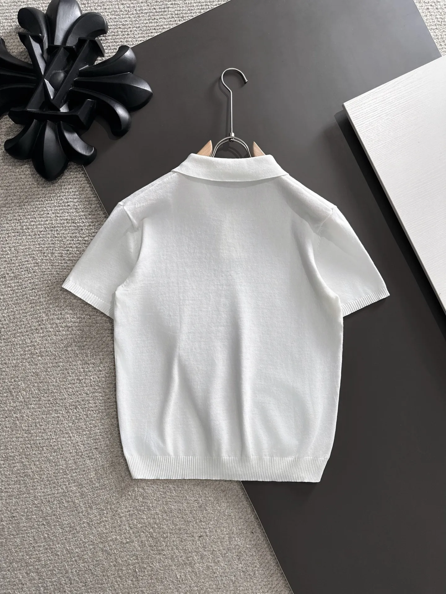Next day shipment LP high quality Loro Piana 26ss New Arrival men's short-sleeved T-shirt Made of combed cotton yarn knitted cotton fabric, no pressure when entering and exiting the counter Exclusive control of raw materials It feels substantial when weighed, and the upper body is more textured than ordinary T-shirts. This texture can cope with the weather easily and is suitable for both hot and cold! Loose fit design, looks noble. The only correct version is available Size: M to XXXL